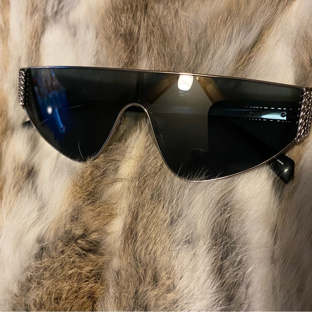 Womens Moschino sunglasses ready to be sassy